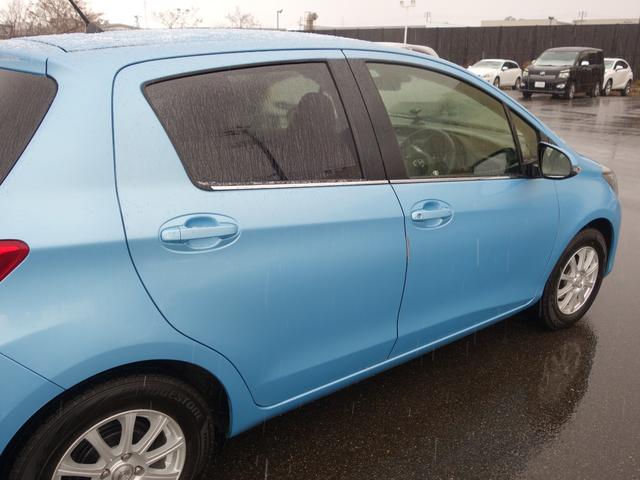 ヴィッツ ジュエラ　衝突軽減　ワンオーナー　カーオーディオ　ＣＤ　ＵＳＢ　ＡＵＸ　ＡＭ／ＦＭ　オートライト　１４インチアルミ　アイドリングストップ　電動格納ウィンカーミラー　純正フロアマット　スマートキー×２（32枚目）