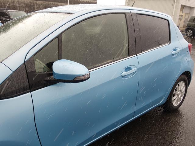 ヴィッツ ジュエラ　衝突軽減　ワンオーナー　カーオーディオ　ＣＤ　ＵＳＢ　ＡＵＸ　ＡＭ／ＦＭ　オートライト　１４インチアルミ　アイドリングストップ　電動格納ウィンカーミラー　純正フロアマット　スマートキー×２（34枚目）