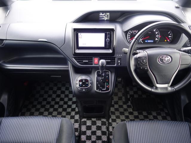 ヴォクシー ＺＳ　フリップダウン　純正ＳＤナビ　ＣＤ　ＤＶＤ　ＢＴ　フルセグ　バックカメラ　両側パワスラ　ＬＥＤオートライト　純正アルミ　ステアリングスイッチ　ＭＴモード付ＡＴ　ウィンカーミラー　スマートキー　ＥＴＣ（2枚目）