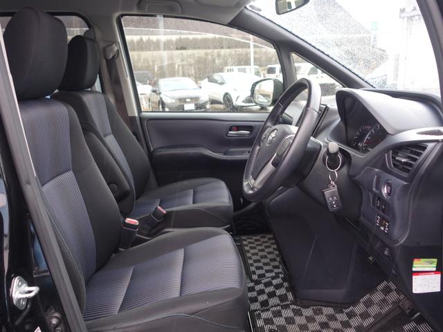 ヴォクシー ＺＳ　フリップダウン　純正ＳＤナビ　ＣＤ　ＤＶＤ　ＢＴ　フルセグ　バックカメラ　両側パワスラ　ＬＥＤオートライト　純正アルミ　ステアリングスイッチ　ＭＴモード付ＡＴ　ウィンカーミラー　スマートキー　ＥＴＣ（12枚目）