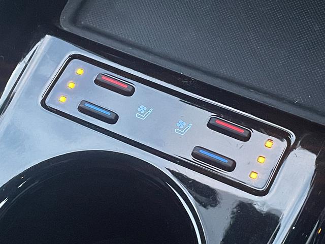 プリウス Ａプレミアム　ツーリングセレクション　衝突軽減　純正ＳＤナビ　ＣＤ　ＤＶＤ　ＢＴ　フルセグ　バックカメラ　レーダークルーズコントロール　ＬＥＤオートヘッドライト　レザーシート　シートヒーター　エアシート　ドラレコ　スマートキー　ＥＴＣ（8枚目）