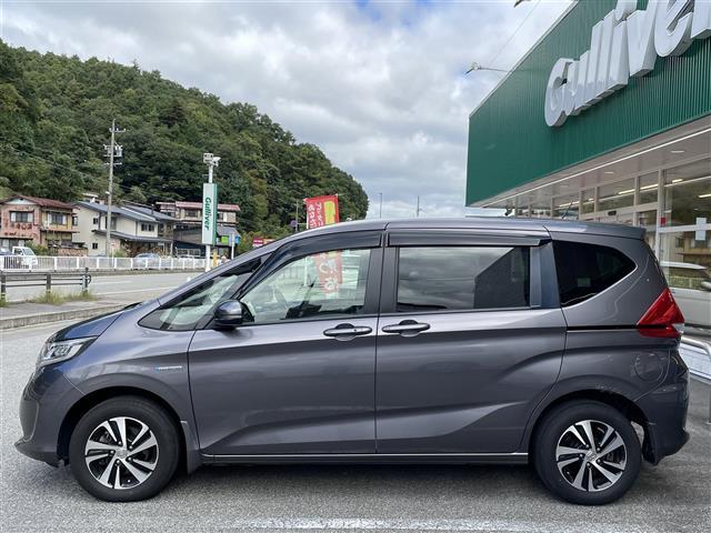フリード＋ハイブリッド ハイブリッドＧ・ホンダセンシング　ワンオーナー　４ＷＤ　スマートキー　純正ナビ　Ｂｌｕｅｔｏｏｔｈ．ＣＤ．ＡＭ／ＦＭ　フルセグＴＶ　ホンダセンシング　ハーフレザーシート　シートヒーター　ＥＴＣ　両側パワースライドドア　バックカメラ（4枚目）