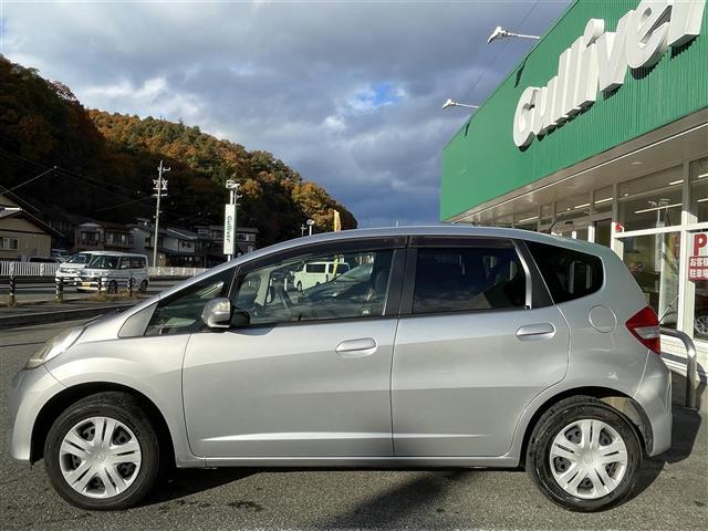 フィット Ｇ　ワンオーナー　４ＷＤ　ナビ　ＣＤ　ＡＭ　ＦＭ　バックカメラ　ＥＴＣ　盗難防止装置システム　リモコンキー　ＡＢＳ　ハロゲンヘッドライト　保証書　取扱説明書（4枚目）