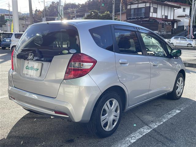 フィット Ｇ　ワンオーナー　４ＷＤ　ナビ　ＣＤ　ＡＭ　ＦＭ　バックカメラ　ＥＴＣ　盗難防止装置システム　リモコンキー　ＡＢＳ　ハロゲンヘッドライト　保証書　取扱説明書（6枚目）