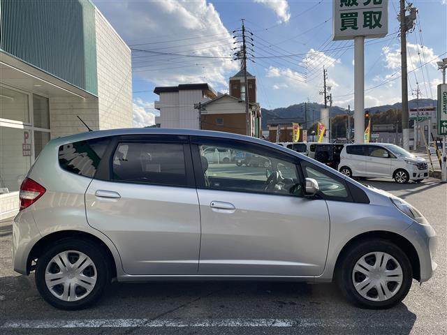 フィット Ｇ　ワンオーナー　４ＷＤ　ナビ　ＣＤ　ＡＭ　ＦＭ　バックカメラ　ＥＴＣ　盗難防止装置システム　リモコンキー　ＡＢＳ　ハロゲンヘッドライト　保証書　取扱説明書（7枚目）