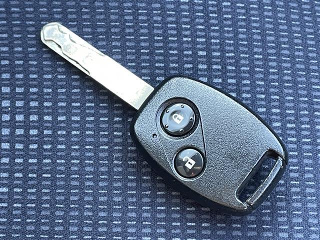 フィット Ｇ　ワンオーナー　４ＷＤ　ナビ　ＣＤ　ＡＭ　ＦＭ　バックカメラ　ＥＴＣ　盗難防止装置システム　リモコンキー　ＡＢＳ　ハロゲンヘッドライト　保証書　取扱説明書（12枚目）