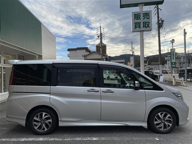 ステップワゴンスパーダ スパーダ・クールスピリット　ホンダセンシング　ワンオーナー／フリップダウンモニター／４ＷＤ／純正ナビ／フルセグＴＶ．ＤＶＤ．ＢＴ／シートヒーター／両側パワースライドドア／ハーフレザーシート／ホンダセンシング／全方位カメラ／パドルシフト／純正ＡＷ（7枚目）