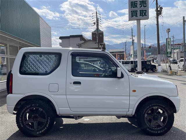 ジムニー ＸＧ　４ＷＤ　背面タイヤ　ディスプレイオーディオ　Ｂｌｕｅｔｏｏｔｈ　ＣＤ　ＤＶＤ　ＡＭ　ＦＭ　ＡＵＸ　ｉＰｏｄ　バックカメラ　ＥＴＣ　リモコンキー　純正フロアマット　社外ドリンクホルダー　取扱説明書（7枚目）