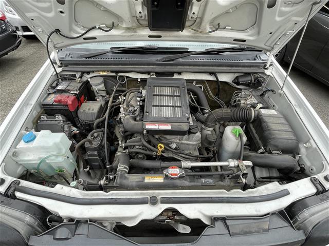 ジムニー ＸＧ　４ＷＤ　背面タイヤ　ディスプレイオーディオ　Ｂｌｕｅｔｏｏｔｈ　ＣＤ　ＤＶＤ　ＡＭ　ＦＭ　ＡＵＸ　ｉＰｏｄ　バックカメラ　ＥＴＣ　リモコンキー　純正フロアマット　社外ドリンクホルダー　取扱説明書（9枚目）