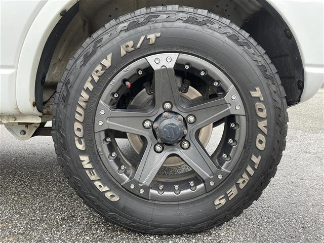 ジムニー ＸＧ　４ＷＤ　背面タイヤ　ディスプレイオーディオ　Ｂｌｕｅｔｏｏｔｈ　ＣＤ　ＤＶＤ　ＡＭ　ＦＭ　ＡＵＸ　ｉＰｏｄ　バックカメラ　ＥＴＣ　リモコンキー　純正フロアマット　社外ドリンクホルダー　取扱説明書（11枚目）