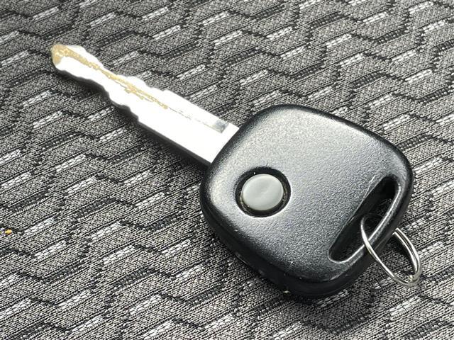 ジムニー ＸＧ　４ＷＤ　背面タイヤ　ディスプレイオーディオ　Ｂｌｕｅｔｏｏｔｈ　ＣＤ　ＤＶＤ　ＡＭ　ＦＭ　ＡＵＸ　ｉＰｏｄ　バックカメラ　ＥＴＣ　リモコンキー　純正フロアマット　社外ドリンクホルダー　取扱説明書（12枚目）