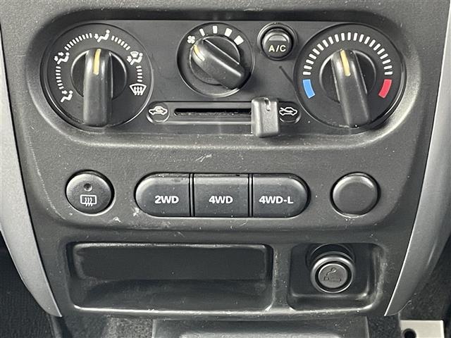 ジムニー ＸＧ　４ＷＤ　背面タイヤ　ディスプレイオーディオ　Ｂｌｕｅｔｏｏｔｈ　ＣＤ　ＤＶＤ　ＡＭ　ＦＭ　ＡＵＸ　ｉＰｏｄ　バックカメラ　ＥＴＣ　リモコンキー　純正フロアマット　社外ドリンクホルダー　取扱説明書（15枚目）