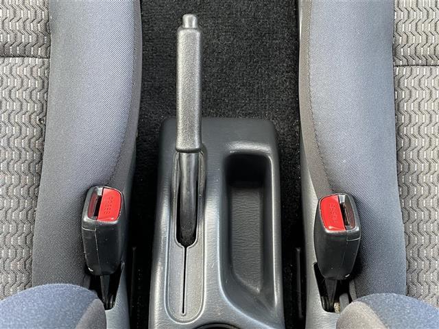 ジムニー ＸＧ　４ＷＤ　背面タイヤ　ディスプレイオーディオ　Ｂｌｕｅｔｏｏｔｈ　ＣＤ　ＤＶＤ　ＡＭ　ＦＭ　ＡＵＸ　ｉＰｏｄ　バックカメラ　ＥＴＣ　リモコンキー　純正フロアマット　社外ドリンクホルダー　取扱説明書（16枚目）