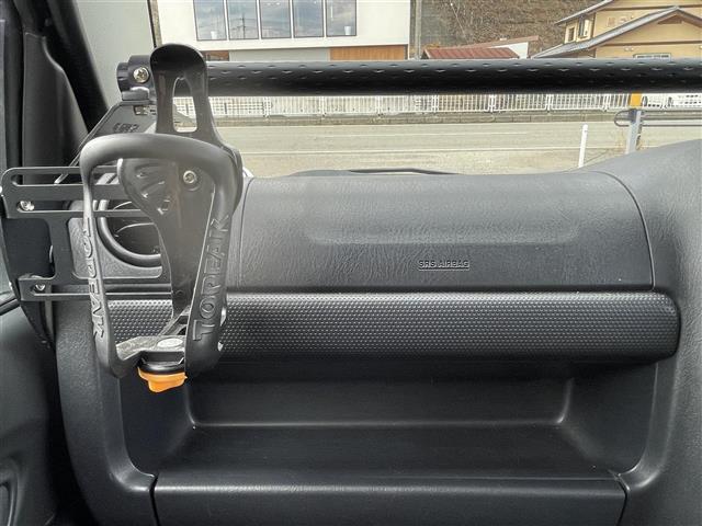 ジムニー ＸＧ　４ＷＤ　背面タイヤ　ディスプレイオーディオ　Ｂｌｕｅｔｏｏｔｈ　ＣＤ　ＤＶＤ　ＡＭ　ＦＭ　ＡＵＸ　ｉＰｏｄ　バックカメラ　ＥＴＣ　リモコンキー　純正フロアマット　社外ドリンクホルダー　取扱説明書（29枚目）