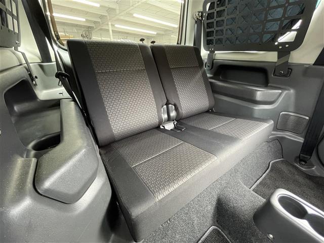 ジムニー ＸＧ　４ＷＤ　背面タイヤ　ディスプレイオーディオ　Ｂｌｕｅｔｏｏｔｈ　ＣＤ　ＤＶＤ　ＡＭ　ＦＭ　ＡＵＸ　ｉＰｏｄ　バックカメラ　ＥＴＣ　リモコンキー　純正フロアマット　社外ドリンクホルダー　取扱説明書（35枚目）