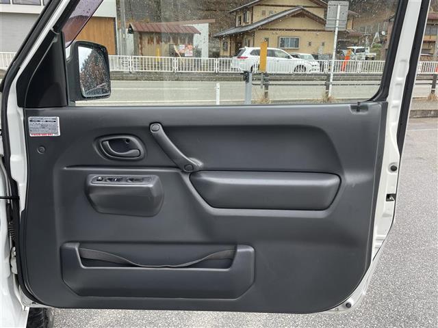 ジムニー ＸＧ　４ＷＤ　背面タイヤ　ディスプレイオーディオ　Ｂｌｕｅｔｏｏｔｈ　ＣＤ　ＤＶＤ　ＡＭ　ＦＭ　ＡＵＸ　ｉＰｏｄ　バックカメラ　ＥＴＣ　リモコンキー　純正フロアマット　社外ドリンクホルダー　取扱説明書（40枚目）
