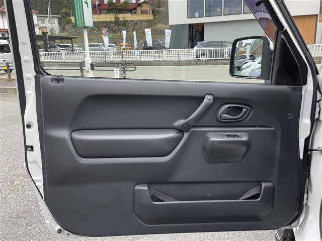 ジムニー ＸＧ　４ＷＤ　背面タイヤ　ディスプレイオーディオ　Ｂｌｕｅｔｏｏｔｈ　ＣＤ　ＤＶＤ　ＡＭ　ＦＭ　ＡＵＸ　ｉＰｏｄ　バックカメラ　ＥＴＣ　リモコンキー　純正フロアマット　社外ドリンクホルダー　取扱説明書（41枚目）