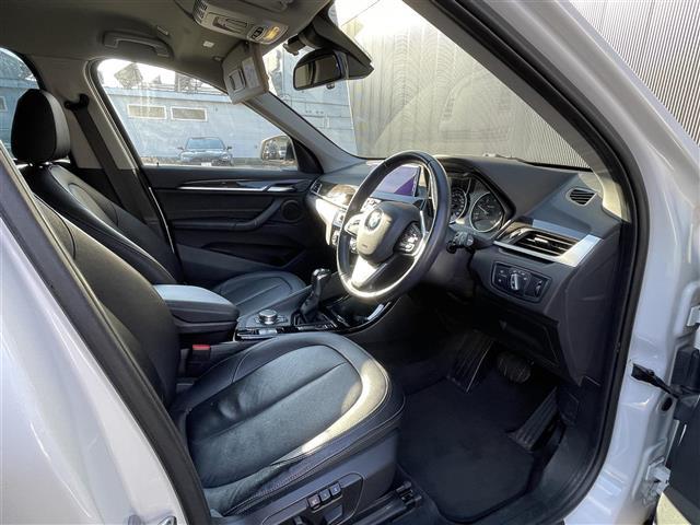 Ｘ１ ｘＤｒｉｖｅ　１８ｄ　ｘライン　純正ナビ／バックカメラ／クルーズコントロール／レザーシート／電動フロントシート／フロントシートヒーティング／電動テールゲート／純正１８インチＡＷ／純正フロアマット／取扱説明書／保証書／スペアキー（6枚目）