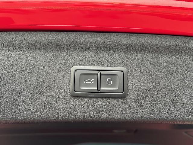 Ｑ３ ２．０ＴＦＳＩクワトロ１８０ＰＳ　純正ナビ／ＣＤ／ＤＶＤ／ＢＴ／フルセグ／リアビューカメラ／純正ＥＴＣ／ドライブレコーダー／純正１７インチＡＷ／フロントパワーシート／パワーバックドア／純正フロアマット／取扱説明書／保証書（15枚目）