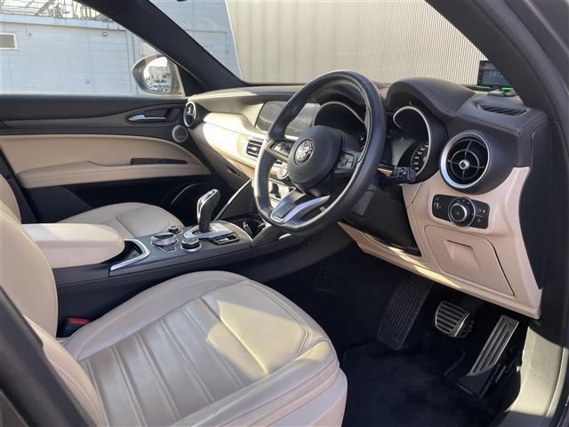ステルヴィオ ２．２ターボ　ディーゼルＱ４ＴＩ　５０台限定特別仕様車／ｈａｒｍａｎ／ｋａｒｄｏｎ／パノラミックスライディングルーフ／ナチュラルレザーシート／レザーダッシュボード／ドアパネル／純正２１インチＡＷ／ステアリングヒーター／スペアキー（4枚目）