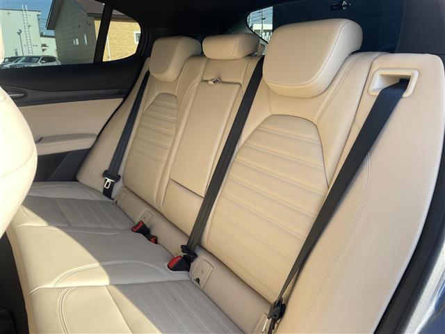ステルヴィオ ２．２ターボ　ディーゼルＱ４ＴＩ　５０台限定特別仕様車／ｈａｒｍａｎ／ｋａｒｄｏｎ／パノラミックスライディングルーフ／ナチュラルレザーシート／レザーダッシュボード／ドアパネル／純正２１インチＡＷ／ステアリングヒーター／スペアキー（9枚目）