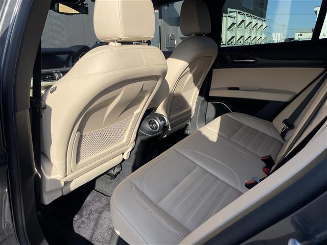 ステルヴィオ ２．２ターボ　ディーゼルＱ４ＴＩ　５０台限定特別仕様車／ｈａｒｍａｎ／ｋａｒｄｏｎ／パノラミックスライディングルーフ／ナチュラルレザーシート／レザーダッシュボード／ドアパネル／純正２１インチＡＷ／ステアリングヒーター／スペアキー（10枚目）