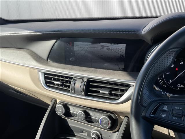 ステルヴィオ ２．２ターボ　ディーゼルＱ４ＴＩ　５０台限定特別仕様車／ｈａｒｍａｎ／ｋａｒｄｏｎ／パノラミックスライディングルーフ／ナチュラルレザーシート／レザーダッシュボード／ドアパネル／純正２１インチＡＷ／ステアリングヒーター／スペアキー（15枚目）