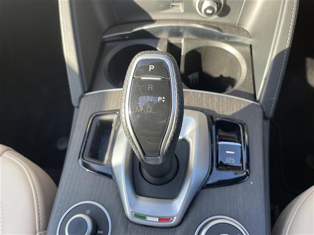 ステルヴィオ ２．２ターボ　ディーゼルＱ４ＴＩ　５０台限定特別仕様車／ｈａｒｍａｎ／ｋａｒｄｏｎ／パノラミックスライディングルーフ／ナチュラルレザーシート／レザーダッシュボード／ドアパネル／純正２１インチＡＷ／ステアリングヒーター／スペアキー（19枚目）