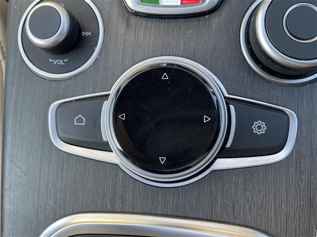 ステルヴィオ ２．２ターボ　ディーゼルＱ４ＴＩ　５０台限定特別仕様車／ｈａｒｍａｎ／ｋａｒｄｏｎ／パノラミックスライディングルーフ／ナチュラルレザーシート／レザーダッシュボード／ドアパネル／純正２１インチＡＷ／ステアリングヒーター／スペアキー（20枚目）