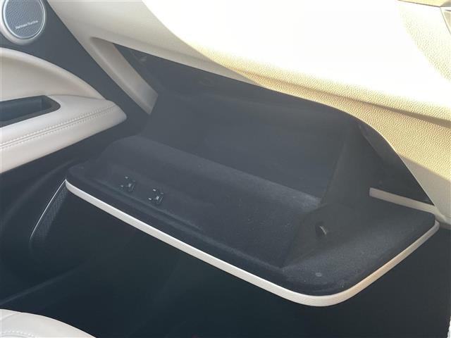 ステルヴィオ ２．２ターボ　ディーゼルＱ４ＴＩ　５０台限定特別仕様車／ｈａｒｍａｎ／ｋａｒｄｏｎ／パノラミックスライディングルーフ／ナチュラルレザーシート／レザーダッシュボード／ドアパネル／純正２１インチＡＷ／ステアリングヒーター／スペアキー（26枚目）