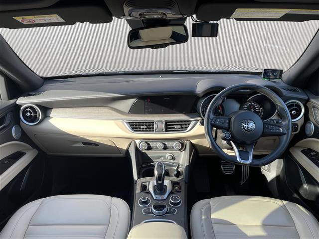 ステルヴィオ ２．２ターボ　ディーゼルＱ４ＴＩ　５０台限定特別仕様車／ｈａｒｍａｎ／ｋａｒｄｏｎ／パノラミックスライディングルーフ／ナチュラルレザーシート／レザーダッシュボード／ドアパネル／純正２１インチＡＷ／ステアリングヒーター／スペアキー（42枚目）