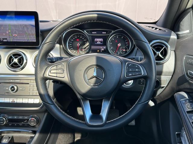 ＧＬＡクラス ＧＬＡ２２０　４マチック　プレミアムパッケージ／レーダーセーフティーパッケージ／アダプティブクルーズコントロール／フロントシートヒーティング／パワーシート／パワートランク／純正１８インチＡＷ／純正フロアマット／ＬＥＤライト（2枚目）