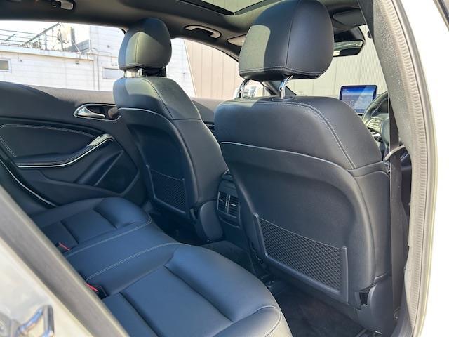 ＧＬＡクラス ＧＬＡ２２０　４マチック　プレミアムパッケージ／レーダーセーフティーパッケージ／アダプティブクルーズコントロール／フロントシートヒーティング／パワーシート／パワートランク／純正１８インチＡＷ／純正フロアマット／ＬＥＤライト（12枚目）