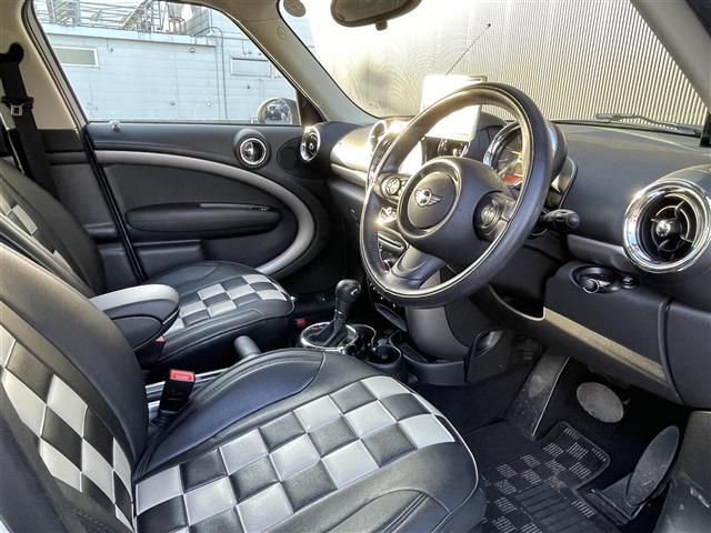 ＭＩＮＩ クーパーＤ　クロスオーバー　オール４　ワンオーナー／ポータブルナビ／ワンセグ／社外ＥＴＣ／前後ドライブレコーダー／クルーズコントロール／レーダー探知機／純正１７インチＡＷ／キセノンヘッドライト／シートカバー／純正フロアマット（4枚目）