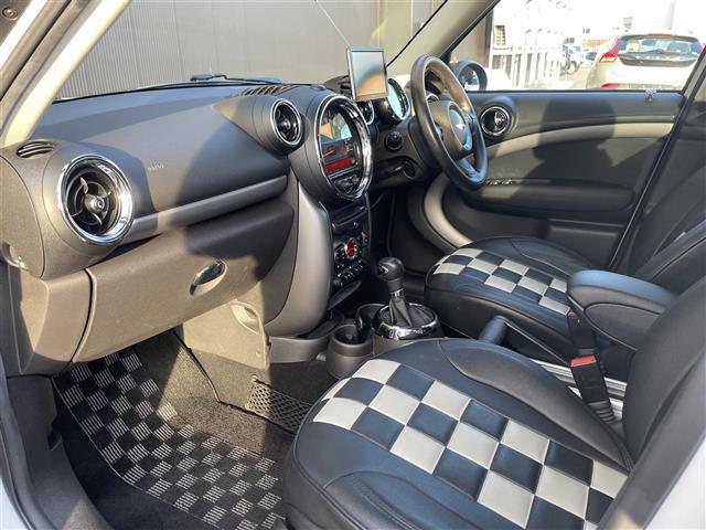 ＭＩＮＩ クーパーＤ　クロスオーバー　オール４　ワンオーナー／ポータブルナビ／ワンセグ／社外ＥＴＣ／前後ドライブレコーダー／クルーズコントロール／レーダー探知機／純正１７インチＡＷ／キセノンヘッドライト／シートカバー／純正フロアマット（6枚目）