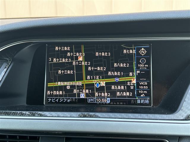 マットブラックにホワイトのＬＩＢＥＲＡＬＡのロゴの建物と看板が目印です。