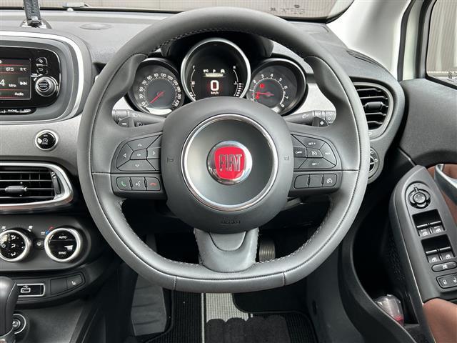 ５００Ｘ クロス　プラス　純正ディスプレイオーディオ／バックカメラ／ＥＴＣ／アダプティブクルーズコントロール／ブラインドスポットインフォメーション／レザーシート／パワーシート／シートヒーター／純正１８インチＡＷ／フロアマット（2枚目）