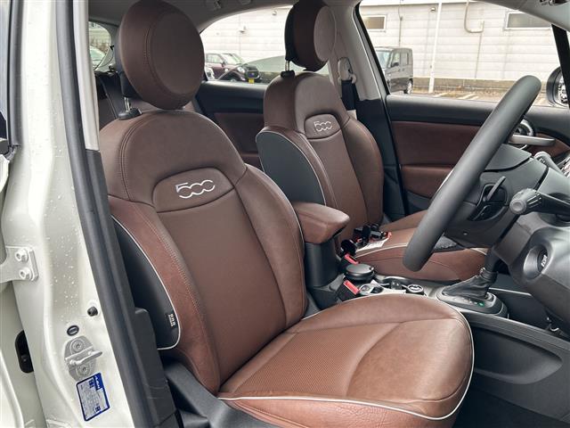 ５００Ｘ クロス　プラス　純正ディスプレイオーディオ／バックカメラ／ＥＴＣ／アダプティブクルーズコントロール／ブラインドスポットインフォメーション／レザーシート／パワーシート／シートヒーター／純正１８インチＡＷ／フロアマット（3枚目）