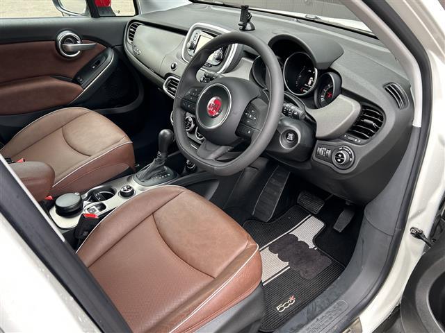 ５００Ｘ クロス　プラス　純正ディスプレイオーディオ／バックカメラ／ＥＴＣ／アダプティブクルーズコントロール／ブラインドスポットインフォメーション／レザーシート／パワーシート／シートヒーター／純正１８インチＡＷ／フロアマット（4枚目）