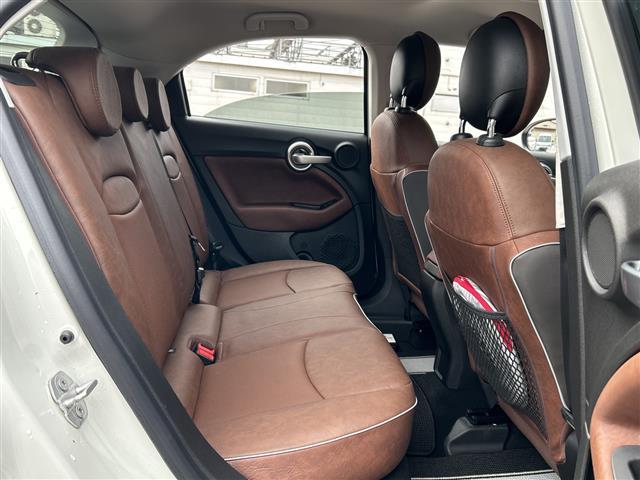 ５００Ｘ クロス　プラス　純正ディスプレイオーディオ／バックカメラ／ＥＴＣ／アダプティブクルーズコントロール／ブラインドスポットインフォメーション／レザーシート／パワーシート／シートヒーター／純正１８インチＡＷ／フロアマット（6枚目）