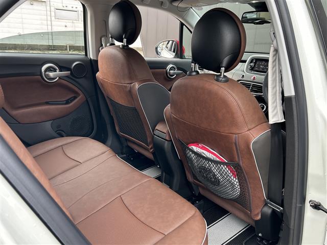 ５００Ｘ クロス　プラス　純正ディスプレイオーディオ／バックカメラ／ＥＴＣ／アダプティブクルーズコントロール／ブラインドスポットインフォメーション／レザーシート／パワーシート／シートヒーター／純正１８インチＡＷ／フロアマット（7枚目）