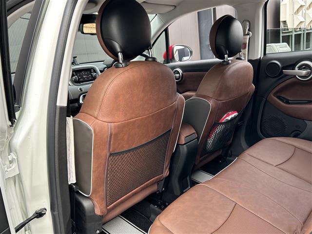 ５００Ｘ クロス　プラス　純正ディスプレイオーディオ／バックカメラ／ＥＴＣ／アダプティブクルーズコントロール／ブラインドスポットインフォメーション／レザーシート／パワーシート／シートヒーター／純正１８インチＡＷ／フロアマット（10枚目）