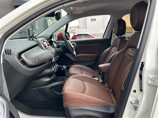 ５００Ｘ クロス　プラス　純正ディスプレイオーディオ／バックカメラ／ＥＴＣ／アダプティブクルーズコントロール／ブラインドスポットインフォメーション／レザーシート／パワーシート／シートヒーター／純正１８インチＡＷ／フロアマット（11枚目）