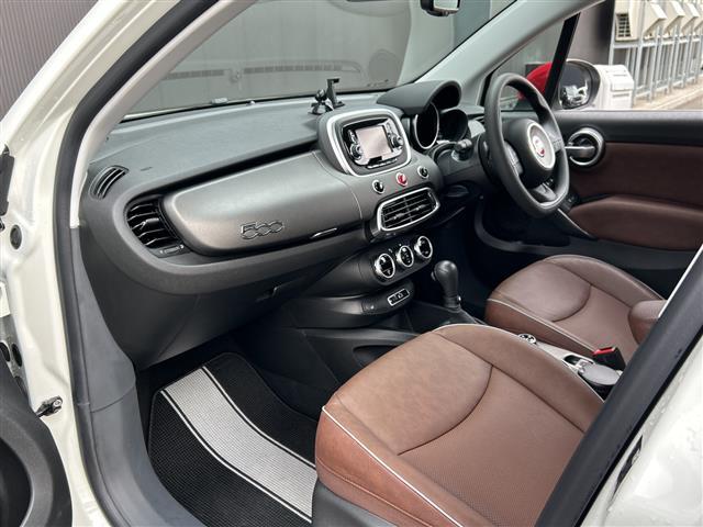 ５００Ｘ クロス　プラス　純正ディスプレイオーディオ／バックカメラ／ＥＴＣ／アダプティブクルーズコントロール／ブラインドスポットインフォメーション／レザーシート／パワーシート／シートヒーター／純正１８インチＡＷ／フロアマット（13枚目）