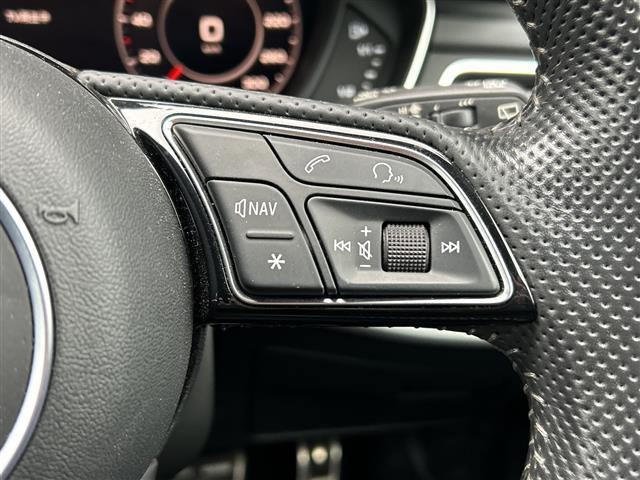 マットブラックにホワイトのＬＩＢＥＲＡＬＡのロゴの建物と看板が目印です。