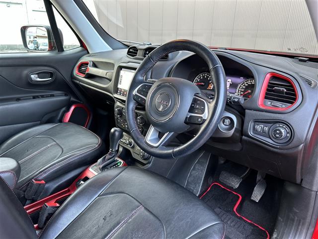 ジープ・レネゲード トレイルホーク ワンオーナー/Uconnectナビ/フルセグ/バックカメラ/ETC2.0/前後ドラレコ/クルーズコントロール/ブラインドスポットインフォメーション/純正17インチAW/純正フロアマット/シートカバー(4枚目)