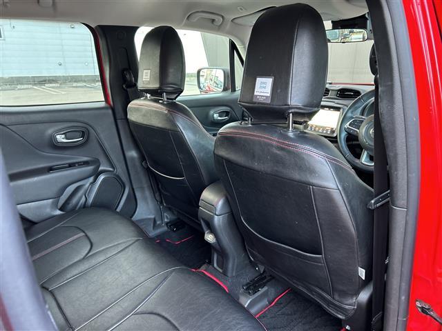 ジープ・レネゲード トレイルホーク ワンオーナー/Uconnectナビ/フルセグ/バックカメラ/ETC2.0/前後ドラレコ/クルーズコントロール/ブラインドスポットインフォメーション/純正17インチAW/純正フロアマット/シートカバー(6枚目)