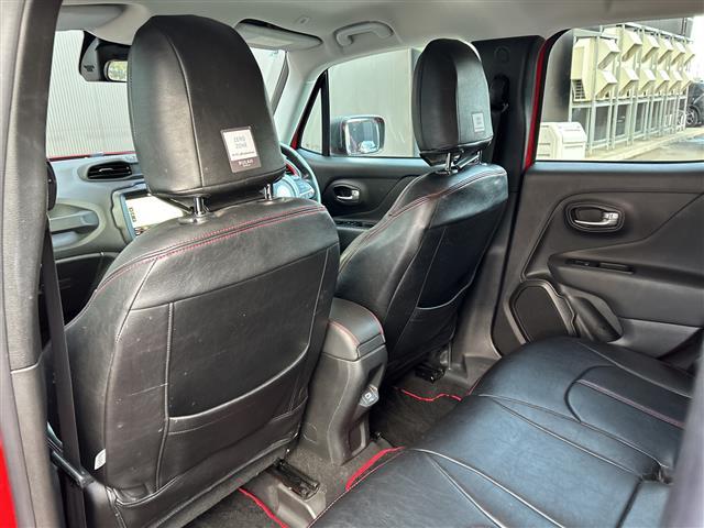 ジープ・レネゲード トレイルホーク ワンオーナー/Uconnectナビ/フルセグ/バックカメラ/ETC2.0/前後ドラレコ/クルーズコントロール/ブラインドスポットインフォメーション/純正17インチAW/純正フロアマット/シートカバー(10枚目)