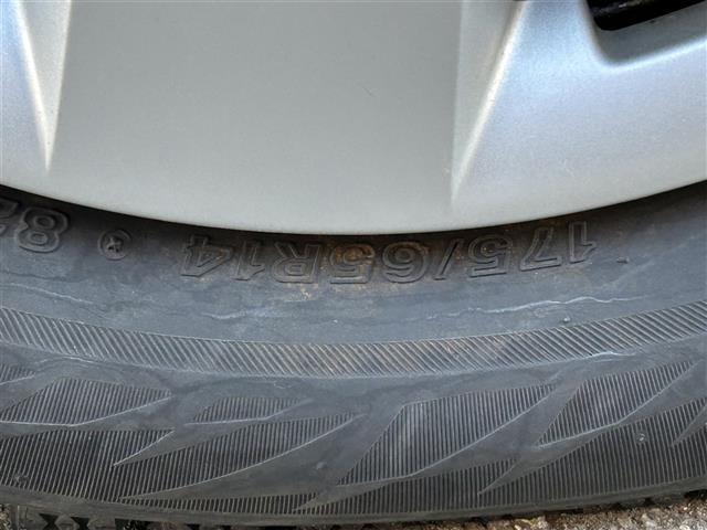 �}�b�g�u���b�N�Ƀz���C�g�̂k�h�a�d�q�`�k�`�̃��S�̌����ƊŔ��ڈ�ł��B