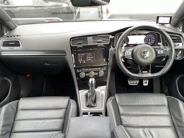 ゴルフR ベースグレード 純正ナビ 黒革シート バックカメラ 純正18インチAW プリクラッシュブレーキ ACC ブラインドスポット レーンアシスト リアトラフィックアラート パワーシート シートヒーター ETC スマートキー(3枚目)